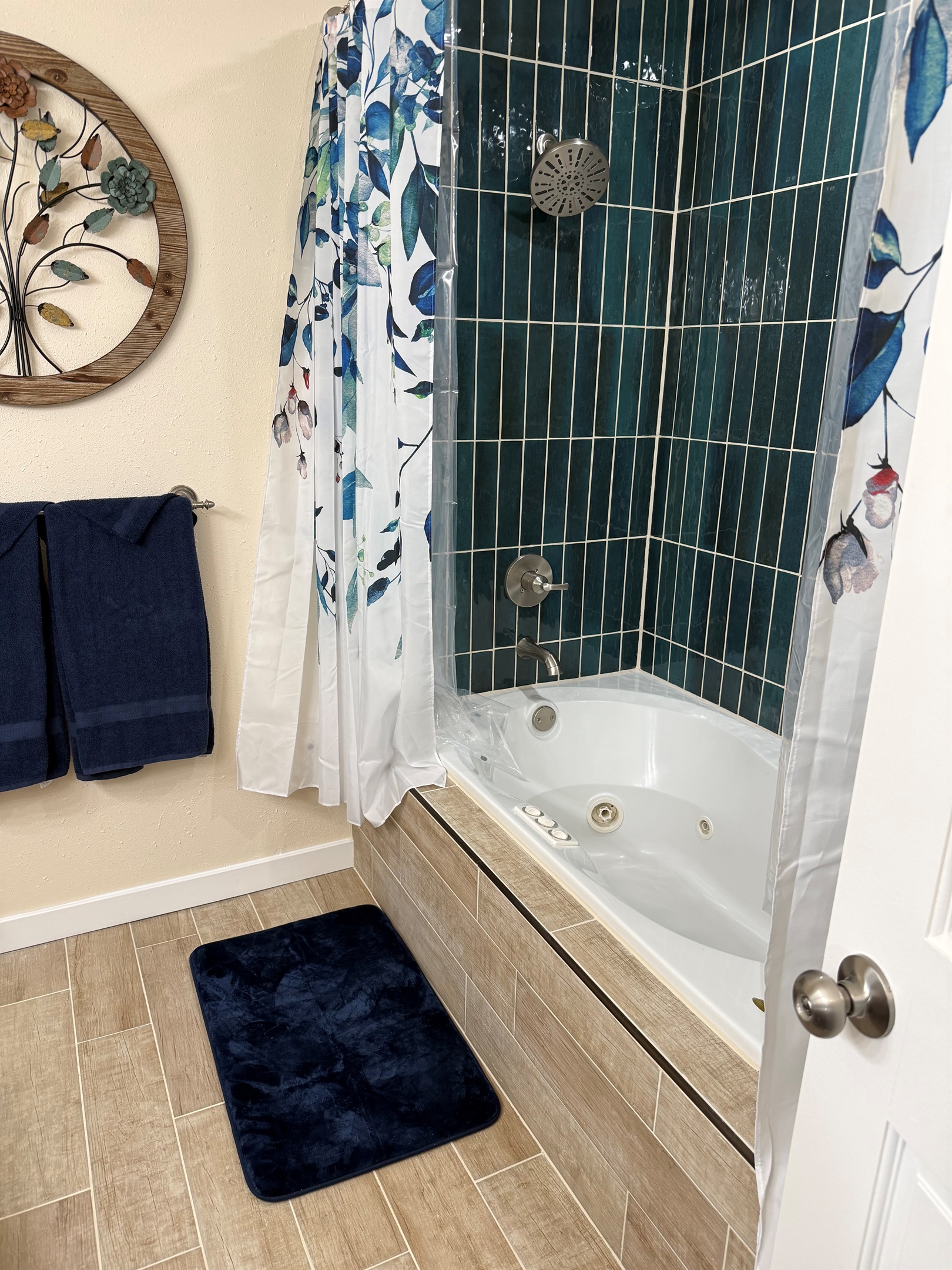 Jetted Jacuzzi tub and shower