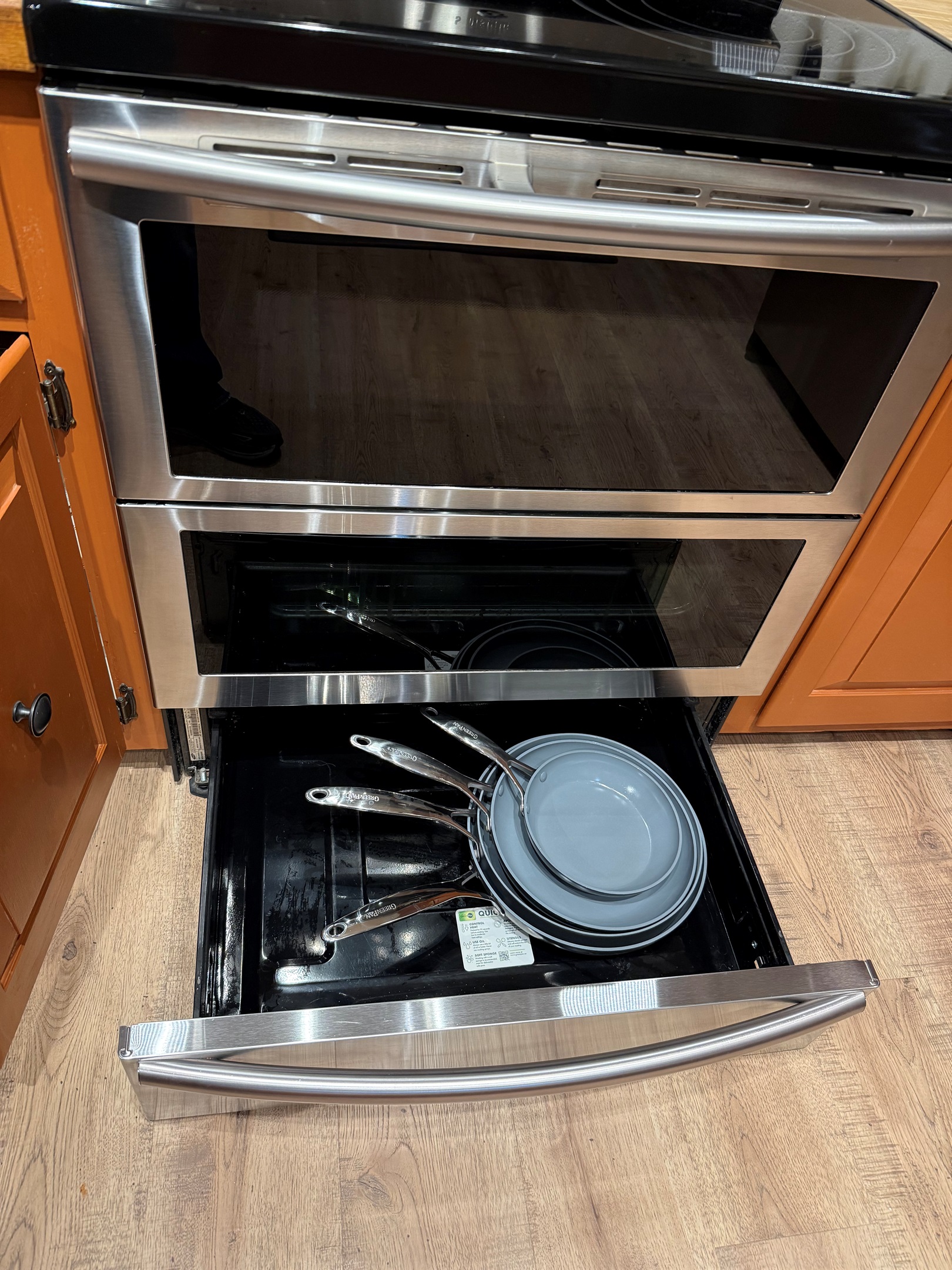Double oven with various pans
