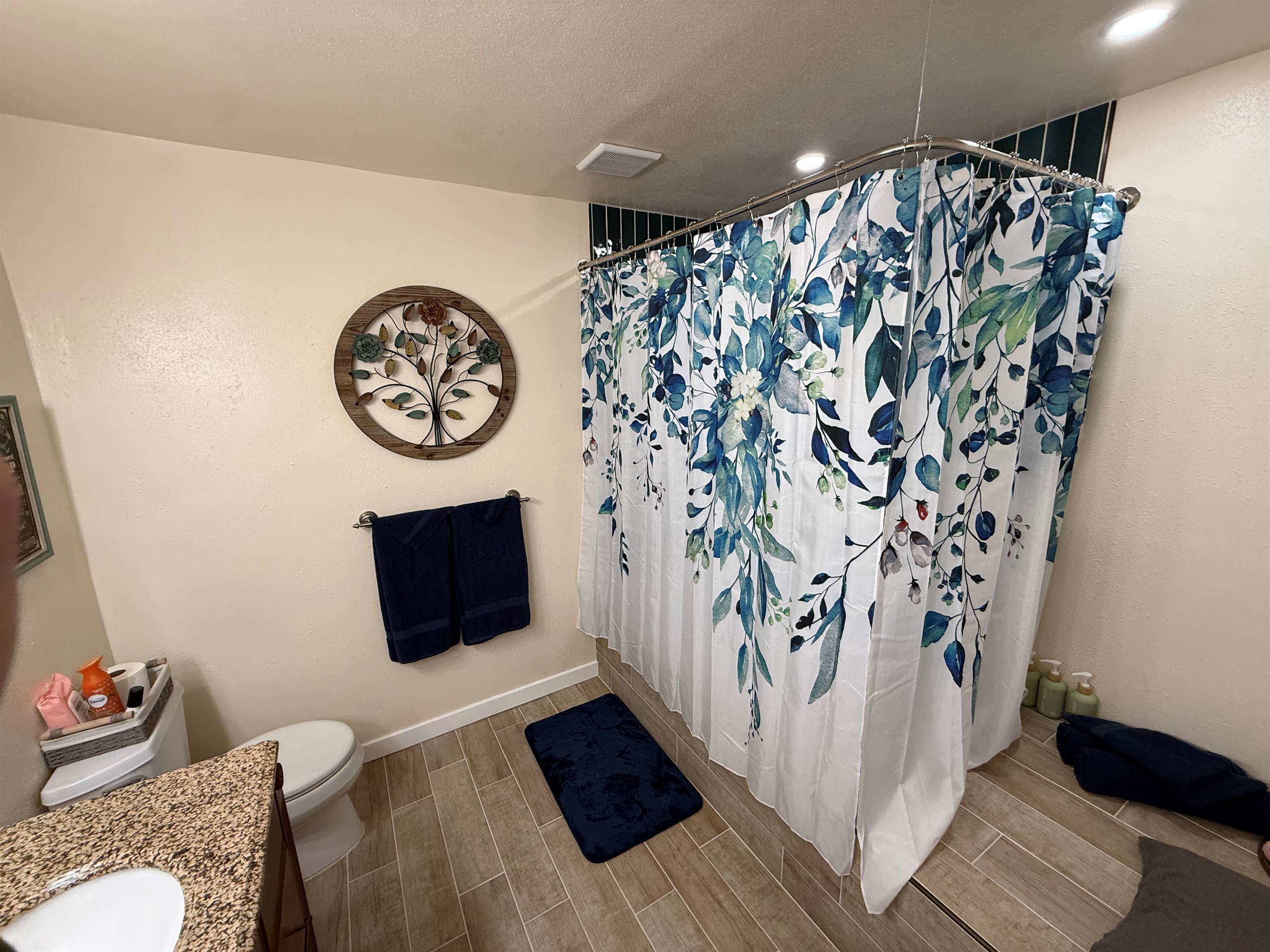 Upstairs bathroom with shower/tub