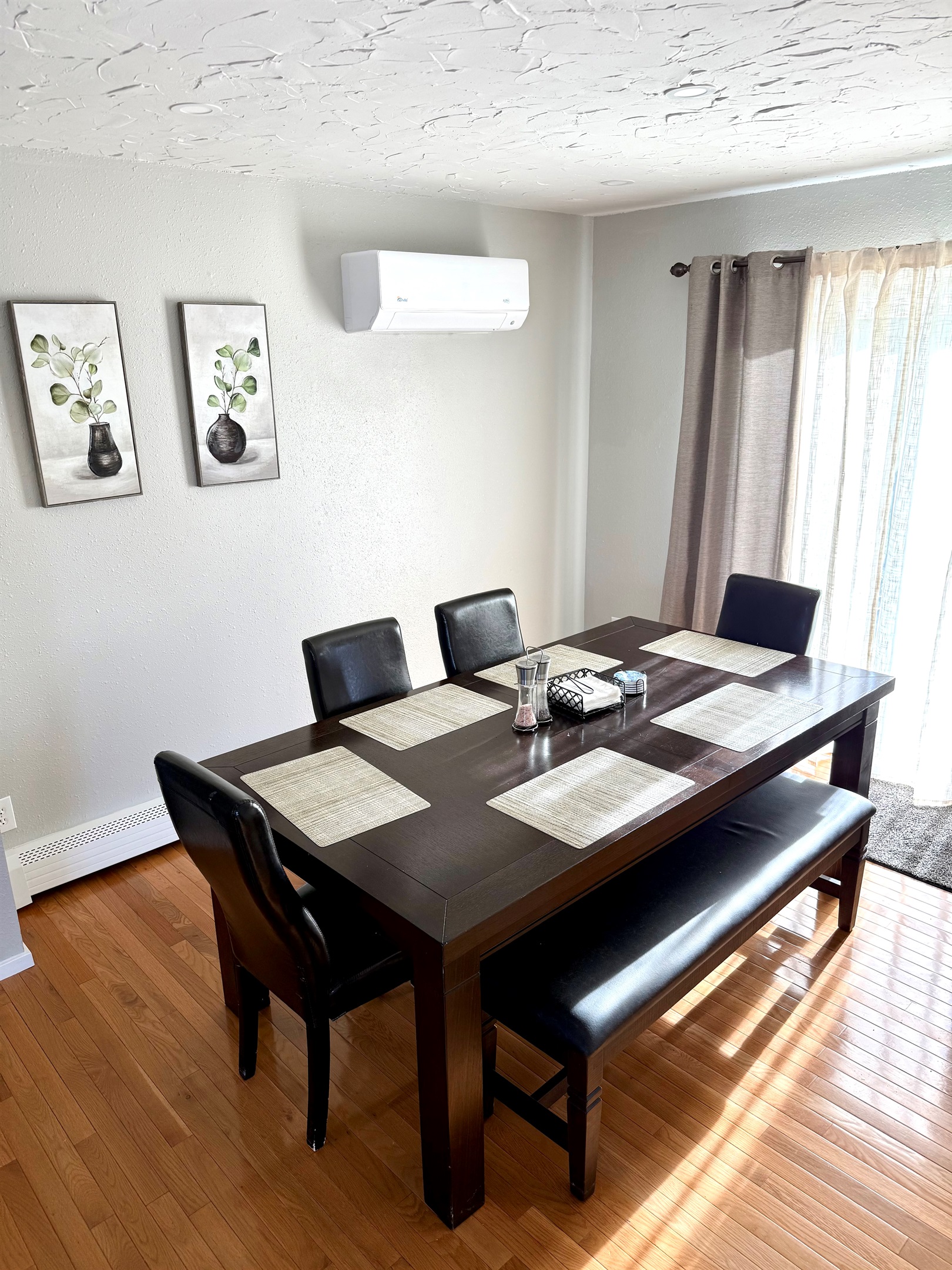 Dining area comfortably seats 6